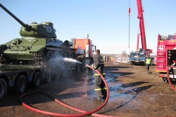 Пожарные моют танк перед монтажом