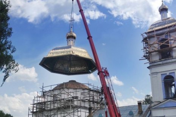Автокран Krupp устанавливает купол храма