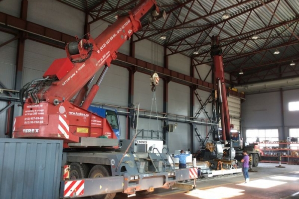 Подъем оборудования автокраном TEREX-DEMAG 70 тонн